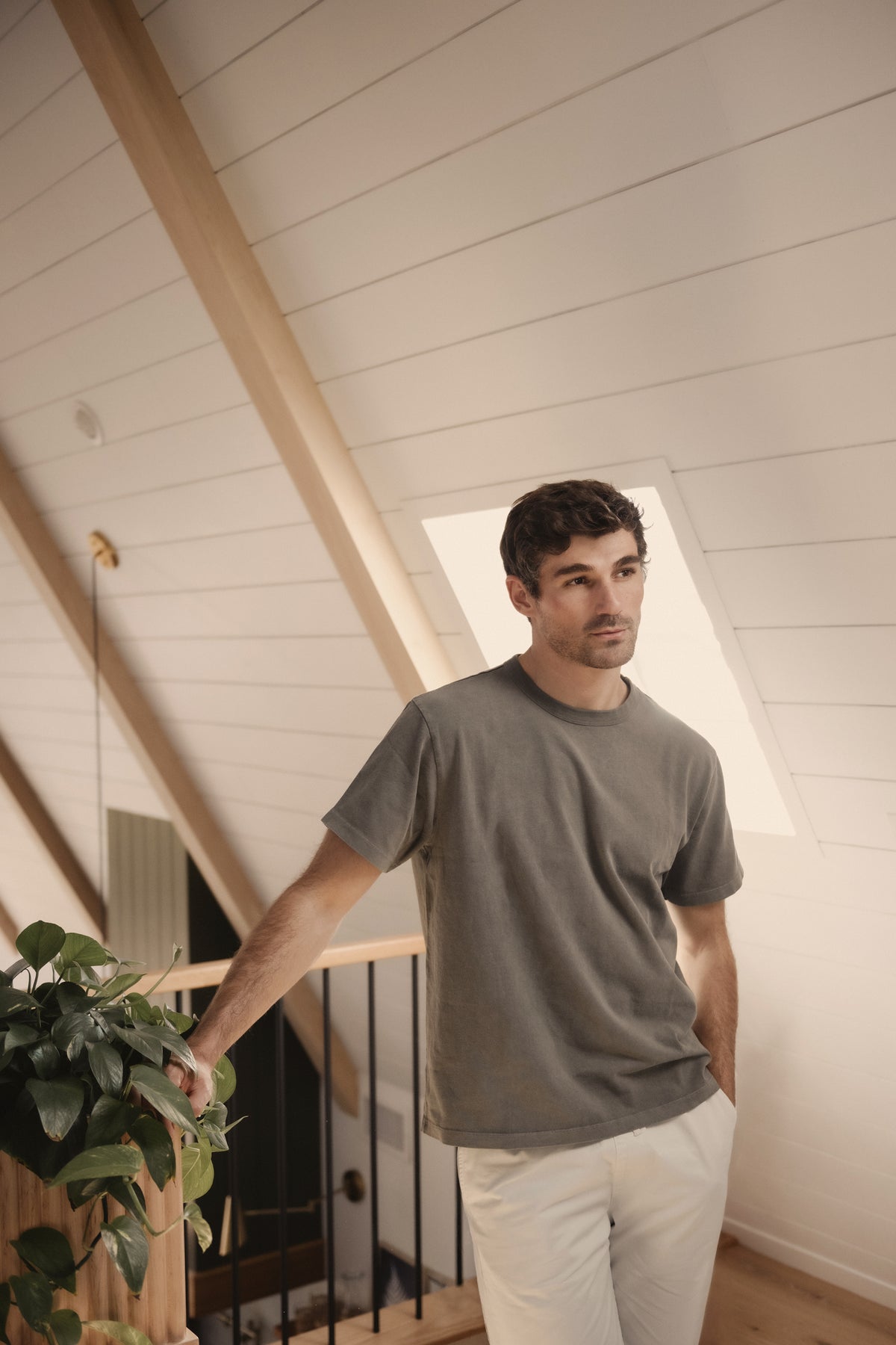 Dark gray crew-neck recycled jersey T-shirt with short sleeves